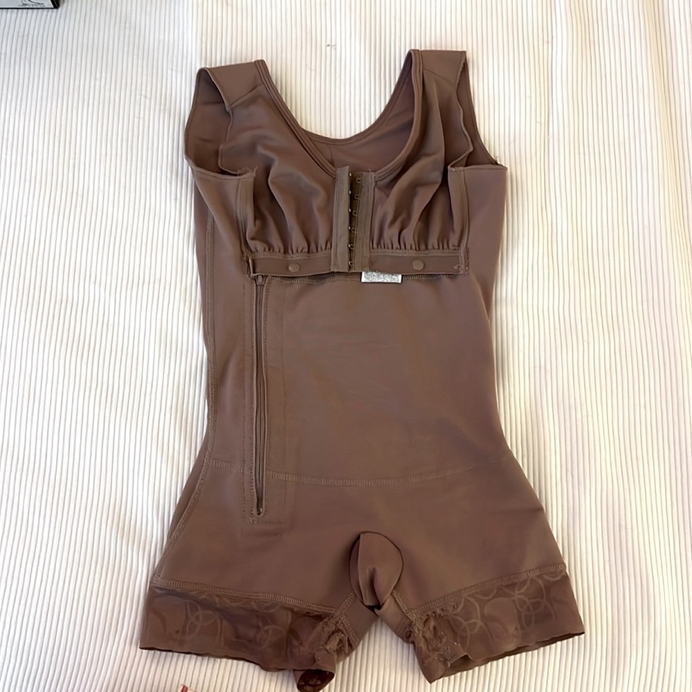 😍 Worn 1x. Form Fitter. Waist Trimmer. Better Butt. Size M. Skin Tone: Brown.